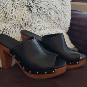 UGG blk platform wood wedge
